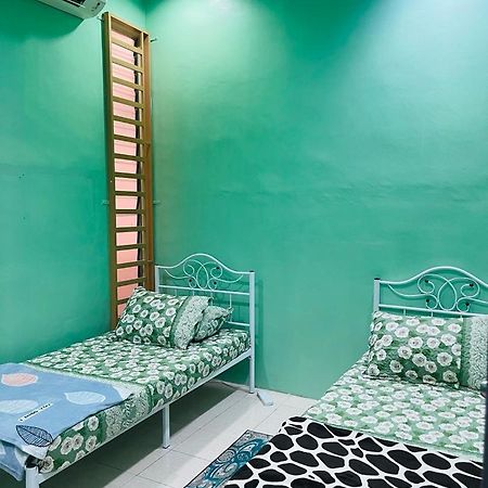 Mak Kuntum Homestay Sungai Petani Esterno foto