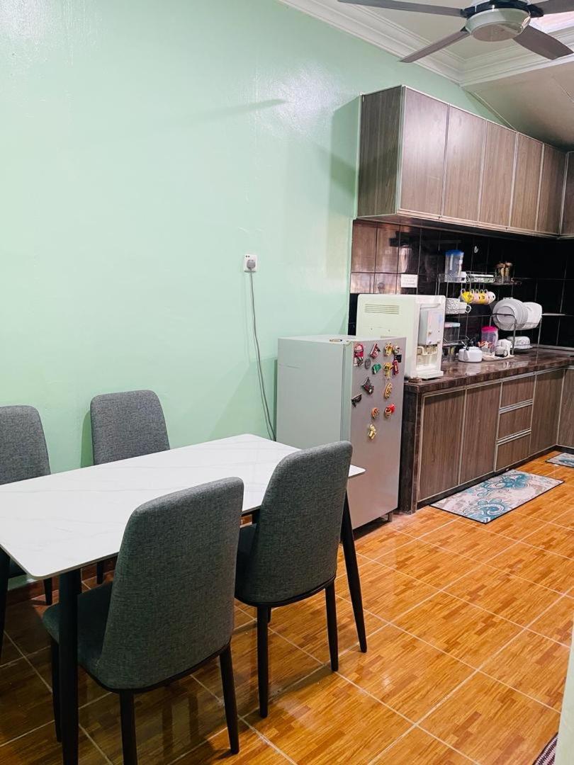 Mak Kuntum Homestay Sungai Petani Esterno foto