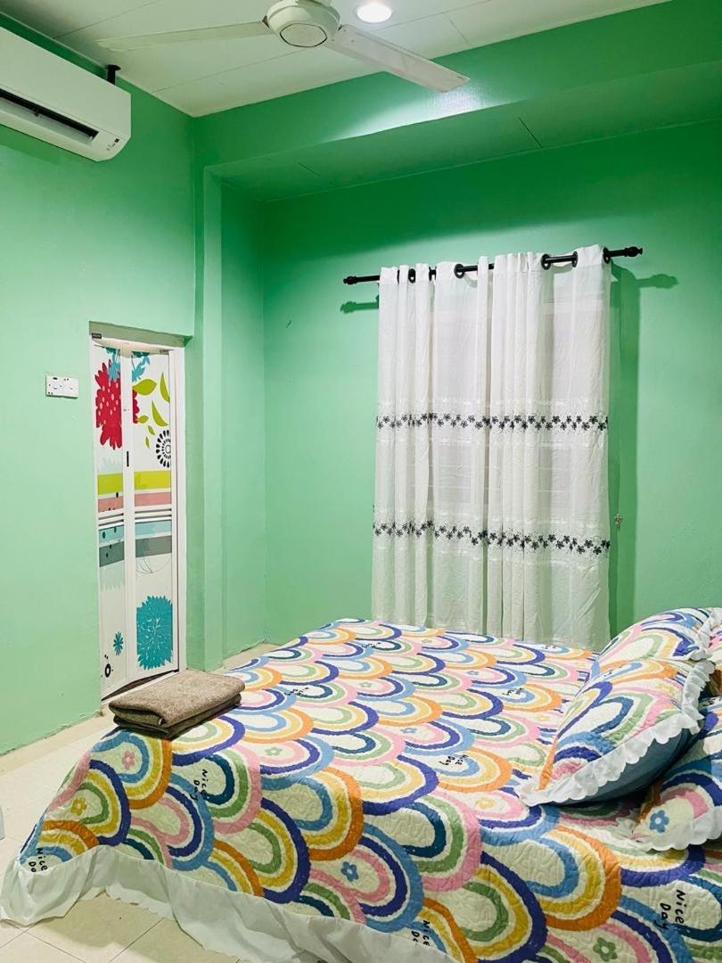Mak Kuntum Homestay Sungai Petani Esterno foto