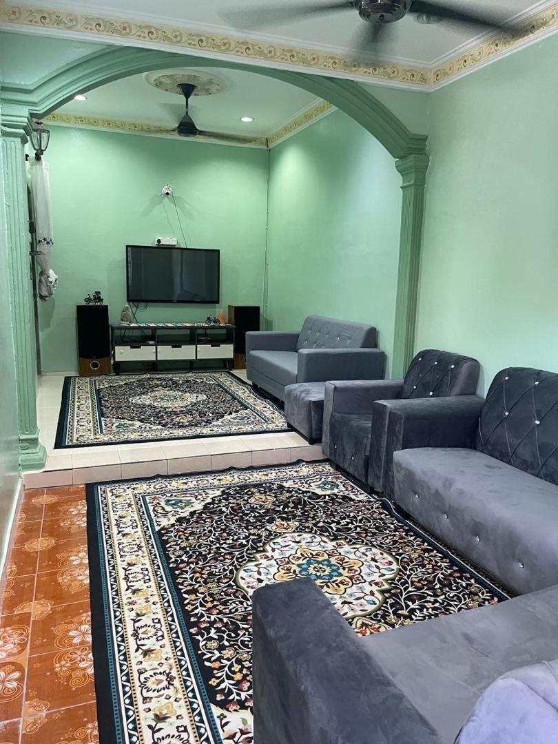 Mak Kuntum Homestay Sungai Petani Esterno foto